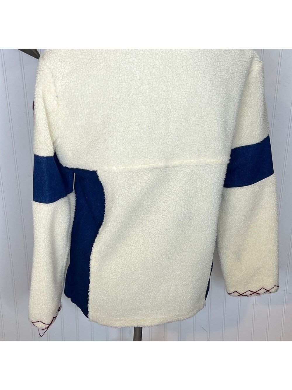 Cozy Cream and Blue Fleece Sweatshirt with Flag Patch Size Medoum - Picture 13 of 15